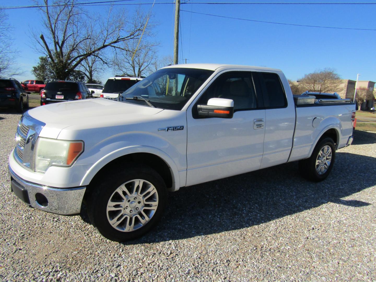 2011 White /Tan Ford F-150 FX2 SuperCab 6.5-ft. Bed 2WD (1FTFX1CF0BF) with an 5.0L V8 engine, Automatic transmission, located at 15016 S Hwy 231, Midland City, AL, 36350, (334) 983-3001, 31.306210, -85.495277 - Photo#2